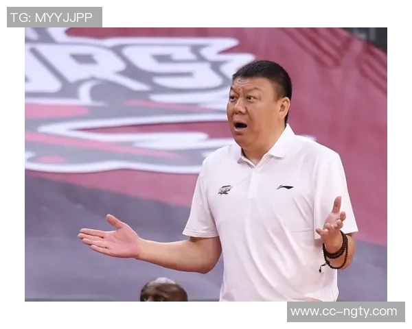 敢于担当文班从屏幕外冲回场内接关键球成功避免球队失误