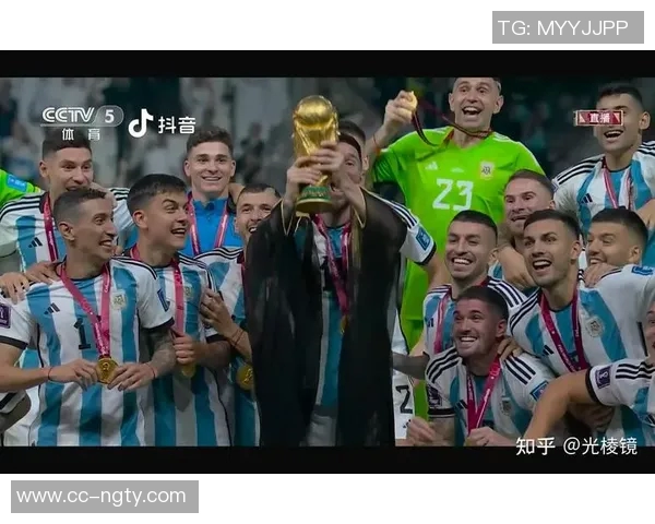 阿尔瓦雷斯与梅西迪马利亚合影庆祝世界杯夺冠三周年纪念