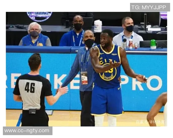 追梦与球迷争执裁判出面调解展现职业素养与冷静处理能力